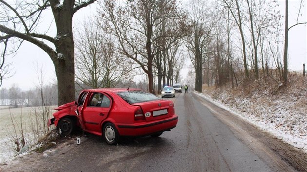 idi kody Octavia narazil do stromu u Bohdana na Broumovsku (22. 11. 2018).