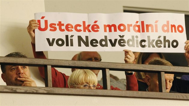 Na ustavujícím zasedání zastupitelstva Ústí nad Labem se objevil i tento transparent.