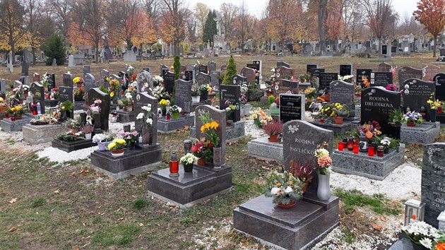Nové hroby na starých místech na hřbitově v Teplicích
