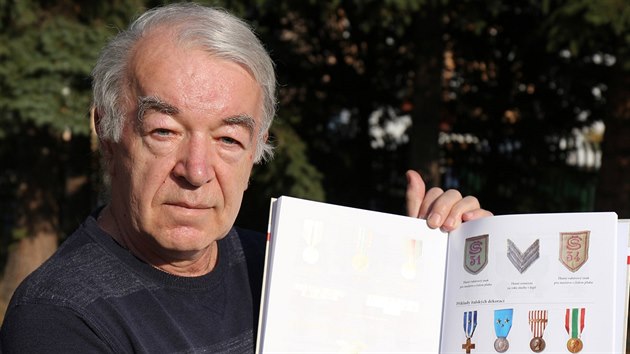 Miroslav Janar se svou knihou Legioni Chomutovska