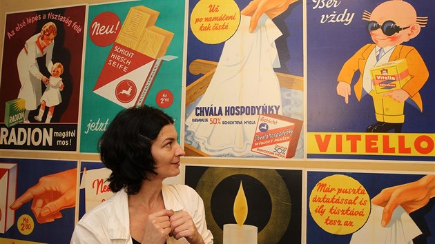 Reklamní plakáty z 30. let. Na snímku konzervátorka Marcela Říhová