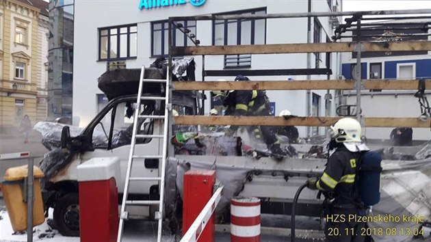 Plameny zcela zniily dodvku u obchodnho centra v Plzni. Podle hasi je na vin zvada na svazku kabel.
