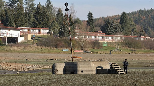 Extrmn nzk stav vody na pehrad Hracholusky odhalil na Vranov bvalou silnici nebo zbytky s. obrannho opevnn. (21. 11. 2018)