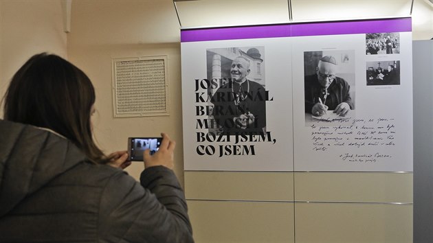 V mzhausu plzesk radnice je umstna expozice vnovan kardinlu Josefu Beranovi. K vidn je do 13. prosince. (26. 11. 2018)