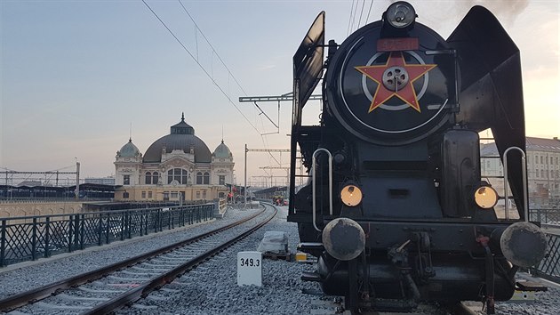 Šlechtična otestovala nový jižní most u hlavního vlakového nádraží v Plzni. Zátěžovým testem prošel. (29. 11. 2018)