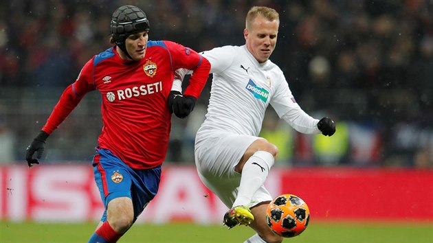 Mario Fernandes z CSKA Moskva v souboji s plzeskm bekem Davidem Limberskm.