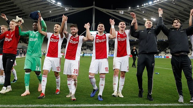 Fotbalist Ajaxu Amsterdam se raduj z postupu do osmifinle Ligy mistr.