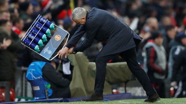 PRSK! Jos Mourinho, trenr fotbalist Manchesteru United, si vtznou branku svch svenc uil.