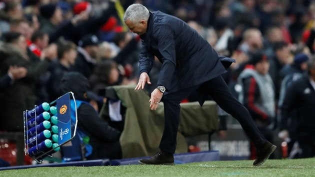Jos Mourinho, trenr fotbalist Manchesteru United, pi oslavch vtzn branky v nastaven mrtil o zem drkem na lahve.