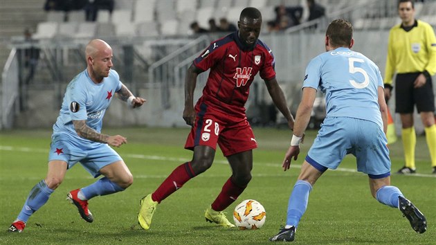 Youssouf Sabaly v dresu Bordeaux klikuje mezi slvistickou dvojic Miroslav Stoch (vzadu), Vladimr Coufal.