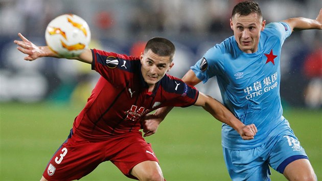 Sergi Palencia z Bordeaux bojuje o balon se slvistou Janem Boilem.