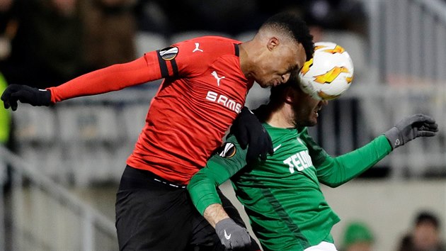 Momentka z utkn Evropsk ligy mezi Jabloncem (zelen dresy) a Rennes.