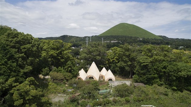 Před třemi lety dokončený projekt o celkové rozloze sto metrů čtverečních stojí na vrcholku kopce nedaleko města Itó v japonské prefektuře Šizuoka na ostrově Honšú, asi sto osmdesát kilometrů od Tokia.