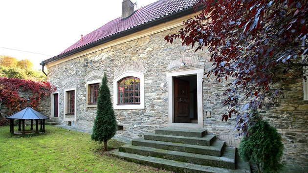 Kamenný dům, v kterém žil Petr Hapka, stojí v podhradí zříceniny Okoř. 