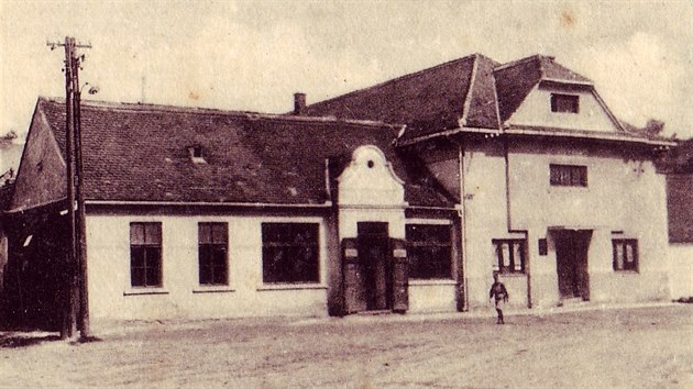 Na snímku je původní vzhled budovy. Ta byla postavena v 30. letech 20. století. 