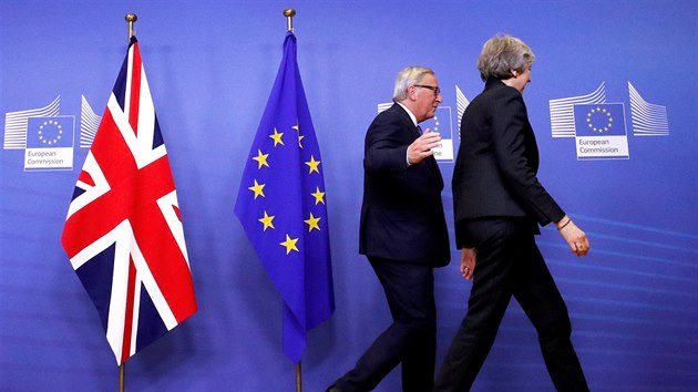Pedseda Evropsk komise Jean-Claude Juncker a britsk premirka Theresa Mayov na schzce v Bruselu. (21. listopadu 2018)