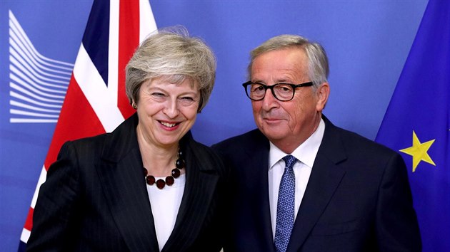 Pedseda Evropsk komise Jean-Claude Juncker a britsk premirka Theresa Maayov na schzce v Bruselu. (21. listopadu 2018)