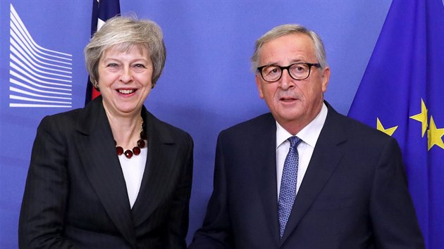 Pedseda Evropsk komise Jean-Claude Juncker a britsk premirka Theresa Maayov na schzce v Bruselu. (21. listopadu 2018)
