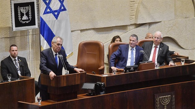 Prezident Milo Zeman vystoupil na schzi izraelskho parlamentu v Jeruzalm. Zprava pihlej izraelsk prezident Reuven Rivlin a pedseda parlamentu Juli Edelstein. (26. listopadu 2018)