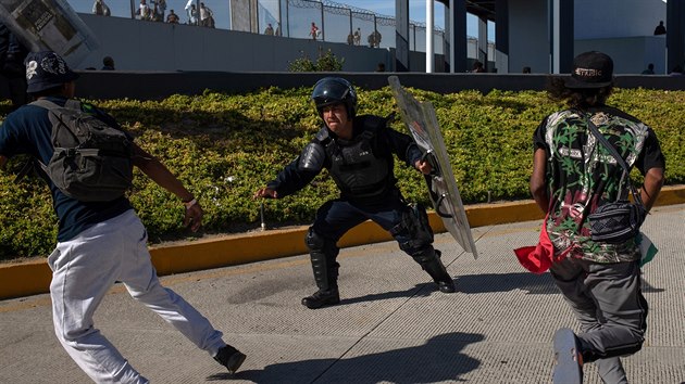 Mexick policista se pokou chytit migranty pi pokusu o nsiln pechod do USA z mexick Tijuany. (25. listopadu 2018)