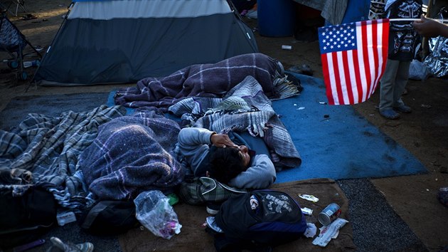 Migranti ze Stedn Ameriky v uprchlickm tboe pobl hranic s USA v Mexick Tijuan. (26. listopadu 2018)