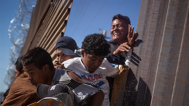 Migranti se Stedn Ameriky se pokusili nsilm dostat pes hranice ze Mexika do USA. (26. listopadu 2018)