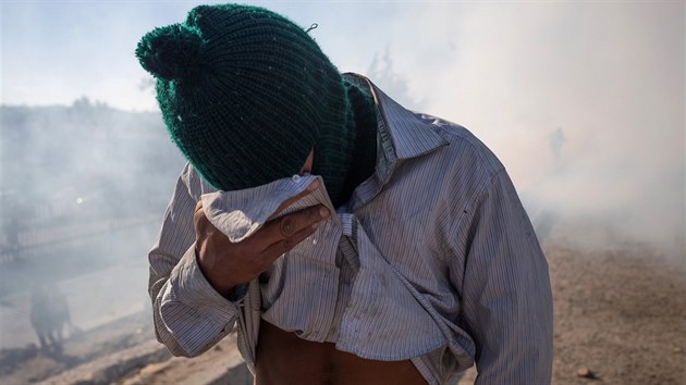 Migrant zasaen slznm plynem pi pokusu o nsiln pekroen hranice do USA z Mexika. (25. listopadu 2018)