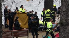 Záchranáři resuscitovali stařenku, která se topila ve Vltavě (24. listopadu...