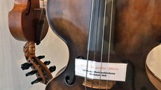 Unikátní sbírka nejrůznějších hudebních nástrojů z celého světa. Na některé se už nedá hrát, ale stále to jsou exkluzivní muzejní kusy. Lucie Mikeska ukazuje muzejní nástroje ve vzorkovně firmy Strunal Schönbach v Lubech.