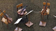 Unikátní sbírka nejrůznějších hudebních nástrojů z celého světa. Na některé se už nedá hrát, ale stále to jsou exkluzivní muzejní kusy. Lucie Mikeska ukazuje muzejní nástroje ve vzorkovně firmy Strunal Schönbach v Lubech.