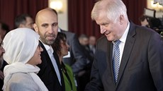 Ministr vnitra Horst Seehofer se zdraví s úastnicí konference o islámu v...