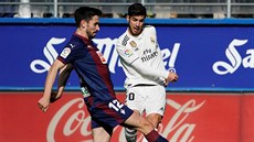 Marco Asensio z Realu Madrid (v bílém) se snaí projít pes Paula Oliveiru z...