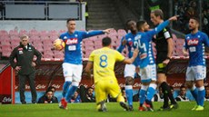 Trenér Neapole Carlo Ancelotti (vlevo) sleduje utkání proti Veron.