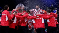 Chorvatský tým oslavuje vít�zství v Davis cupu nad Francií.