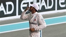 Lewis Hamilton z Mercedesu oslavuje vítzství ve Velké cen Abú Zabí.