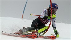 Americká závodnice Mikaela Shiffrinová bhem prvního kola slalomu v Killingtonu.