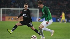 Hrá� Jablonce Eduard Sobol (vpravo) se sna�í odcentrovat p�es Tomá�e Wiesnera...