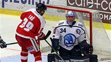 Olomoucký Marek La se snaí teovat puk ped brankáem Dominikem Frodlem z...