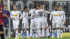 Hrái Mönchengladbachu se radují z gólu do sít Hannoveru.