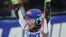 Americká lyaka Mikaela Shiffrinová se raduje z vítzství ve slalomu v...