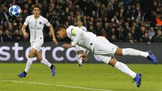 Thiago Silva (PSG) hlavikuje na branku Liverpoolu, sudí mu vak odpískal...