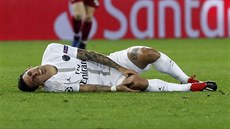 Angel Di María (PSG) se svíjí na trávníku v prbhu duelu Ligy mistr proti...