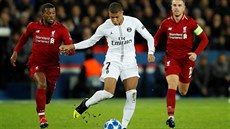 Paíský rychlík Kylian Mbappé postupuje s míem skrz liverpoolskou defenzivu.