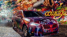Škoda Scala v unikátní graffiti kamufláži u Lennonovy zdi