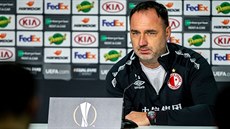 Trenér fotbalist Slavie Jindich Trpiovský odpovídá na tiskové konferenci...