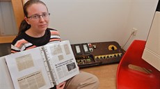 Eva Richterová pe�liv� vede archiv a sbírá tramvajové artefakty.