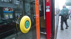Tla�ítko dve�í v tramvaji