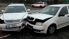 Na brnnské kiovatce ulic Blohorská a Jedovnická se srazilo sedm aut....
