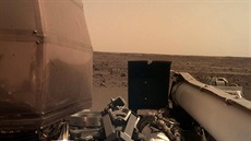 Druhá fotografie poízená sondou InSight po pistání 26. 11. 2018 na Marsu....