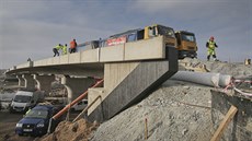 Na most pes elezniní tra musejí tsn ped otevením vymnit zvlnný asfalt